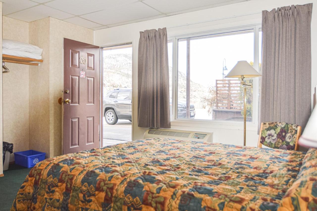 Shoreline Resort Condominiums Пентіктон Екстер'єр фото