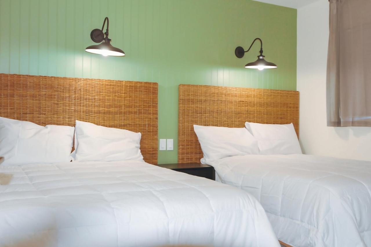 Shoreline Resort Condominiums Пентіктон Екстер'єр фото