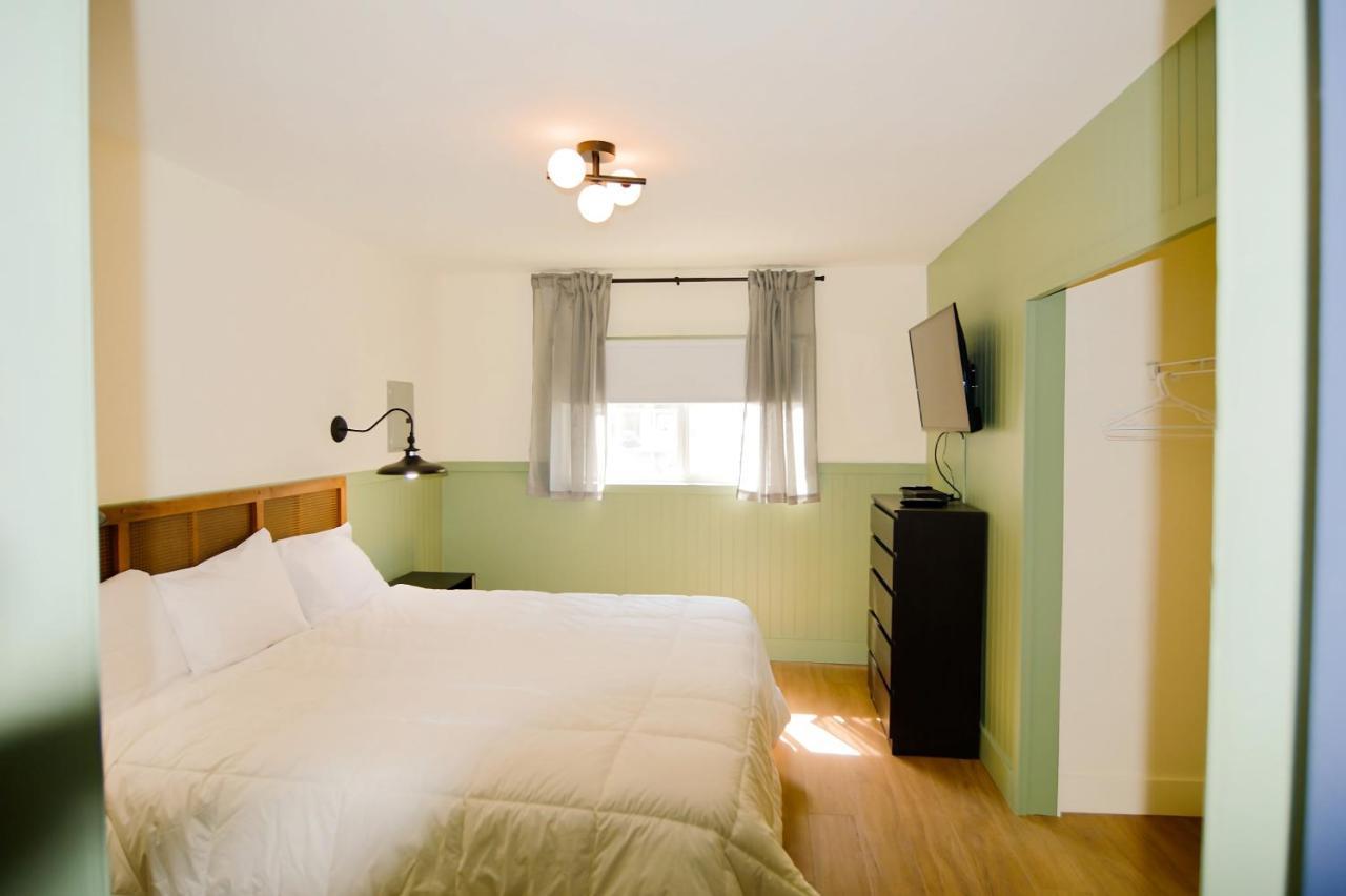 Shoreline Resort Condominiums Пентіктон Екстер'єр фото