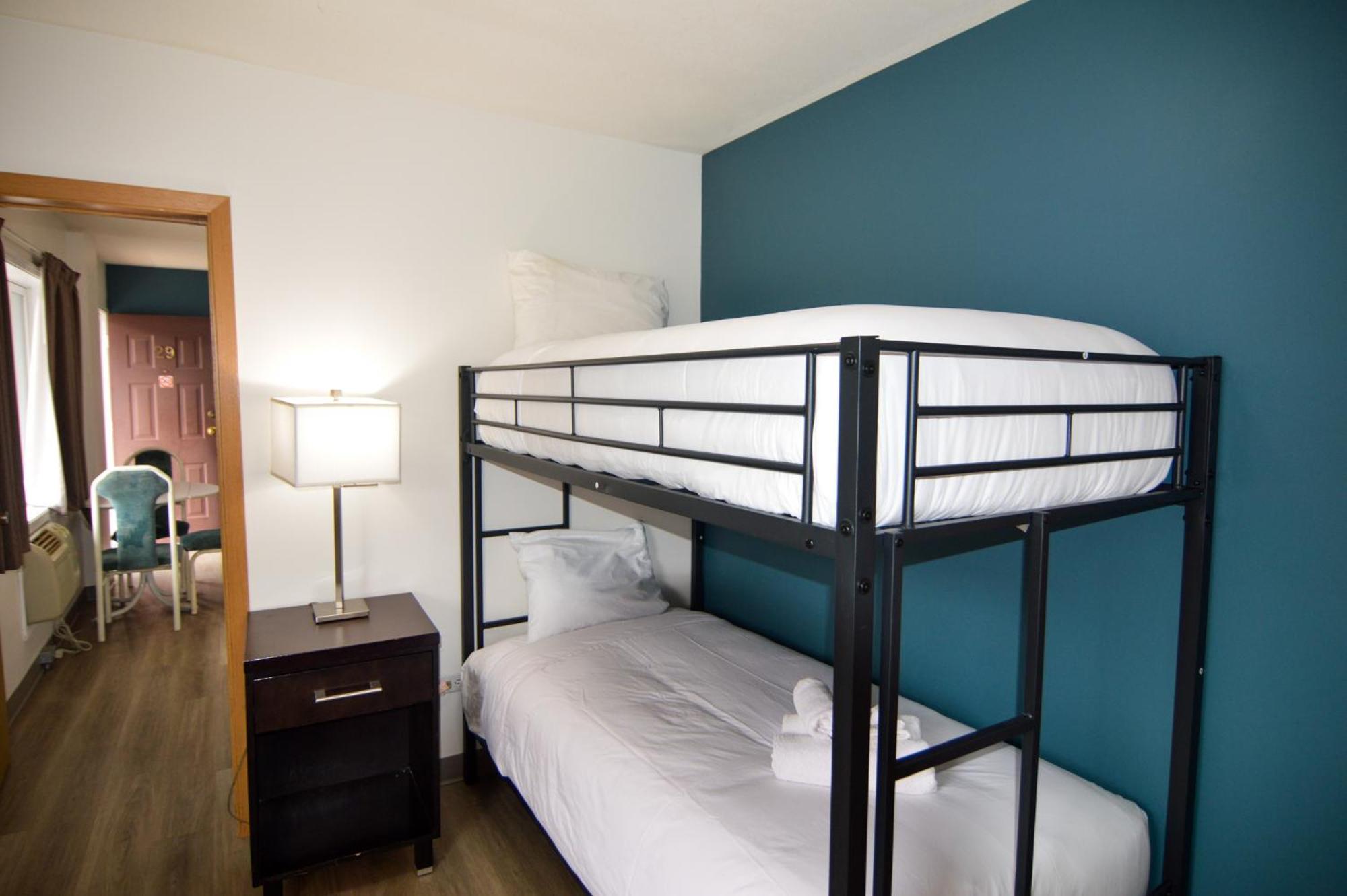 Shoreline Resort Condominiums Пентіктон Екстер'єр фото