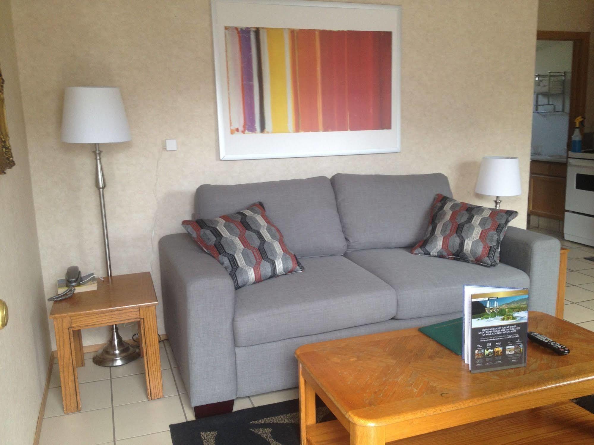 Shoreline Resort Condominiums Пентіктон Екстер'єр фото