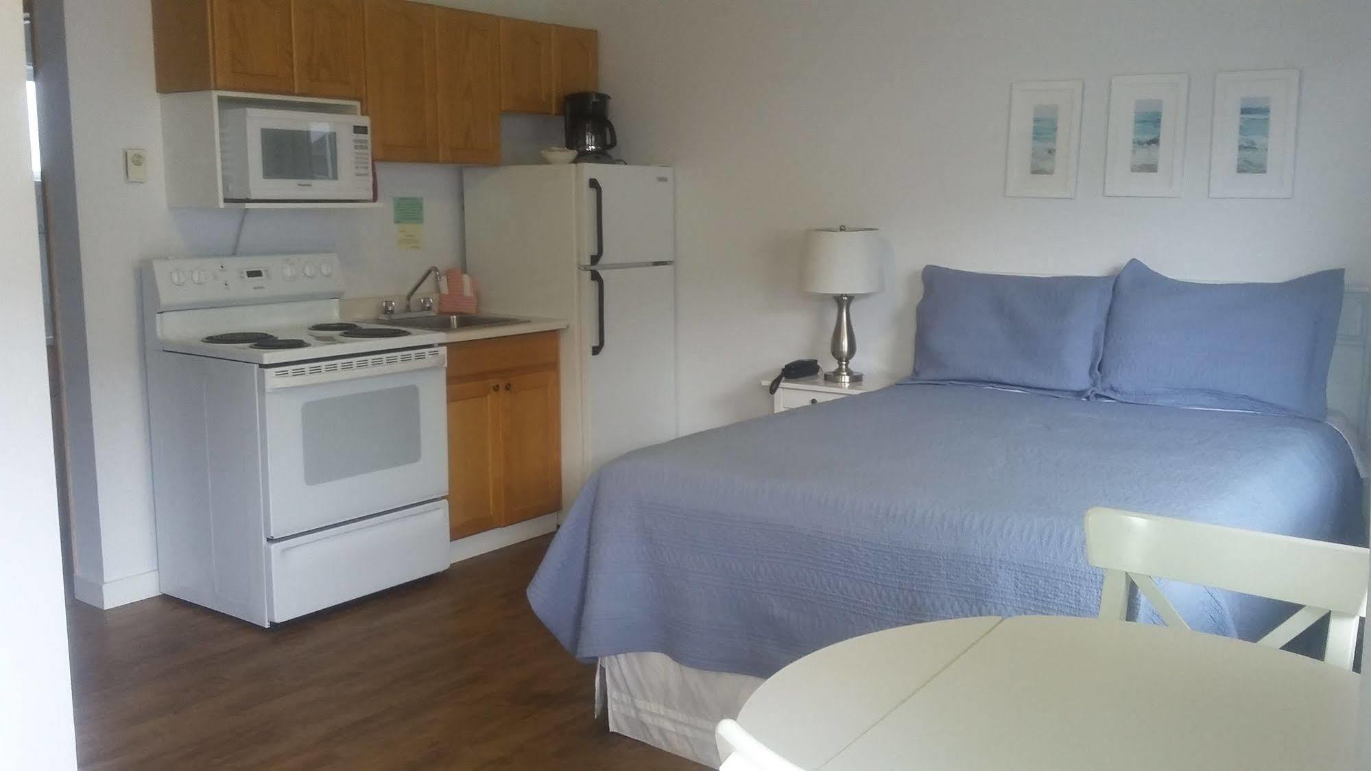 Shoreline Resort Condominiums Пентіктон Екстер'єр фото